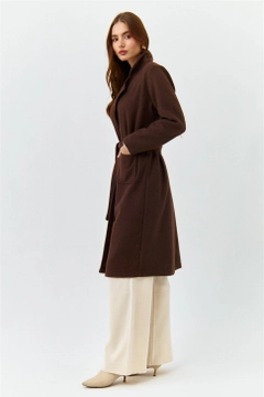 Bir model, Tuba Butik toptan giyim markasının 37561 - Coat - Brown toptan Kaban ürününü sergiliyor.