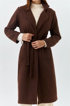 Una modella di abbigliamento all'ingrosso indossa 37561 - Coat - Brown, vendita all'ingrosso turca di Cappotto di Tuba Butik
