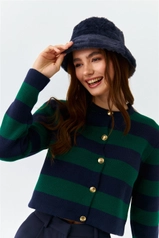 A model wears 37563 - Cardigan - Green, wholesale undefined of Tuba Butik to display at Lonca