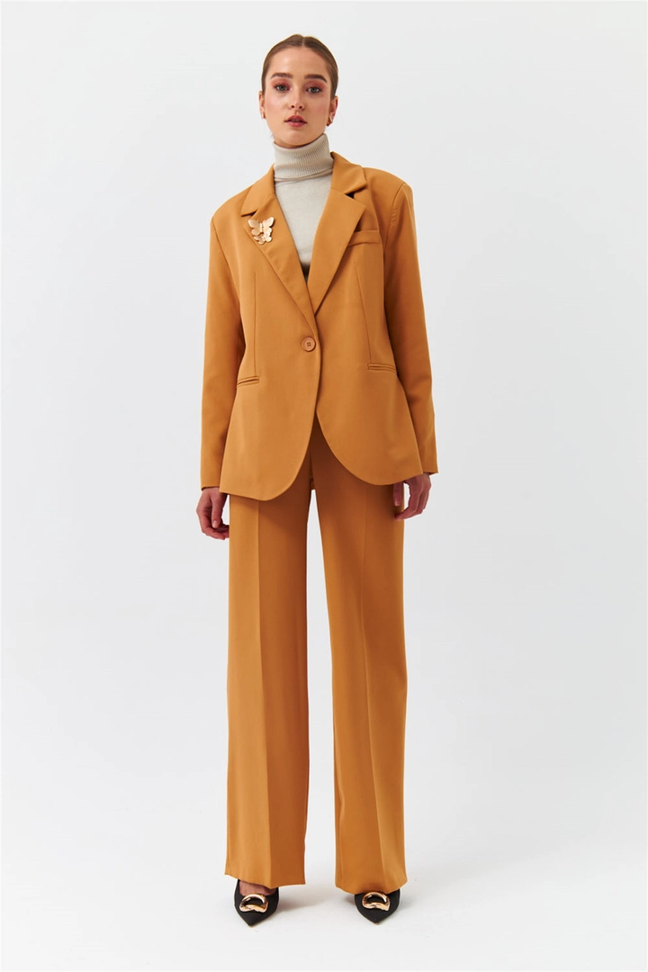 Un mannequin de vêtements en gros porte 37581 - Jacket - Light Brown, Blouson en gros de Tuba Butik en provenance de Turquie