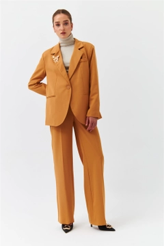 Una modella di abbigliamento all'ingrosso indossa 37581 - Jacket - Light Brown, vendita all'ingrosso turca di Giacca di Tuba Butik