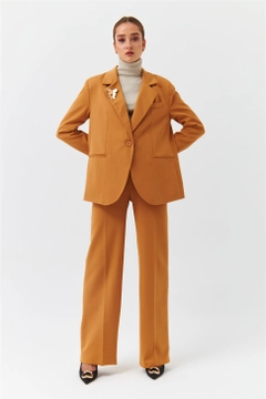 Ένα μοντέλο χονδρικής πώλησης ρούχων φοράει 37581 - Jacket - Light Brown, τούρκικο Μπουφάν χονδρικής πώλησης από Tuba Butik