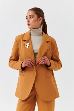Een kledingmodel uit de groothandel draagt 37581 - Jacket - Light Brown, Turkse groothandel Jasje van Tuba Butik