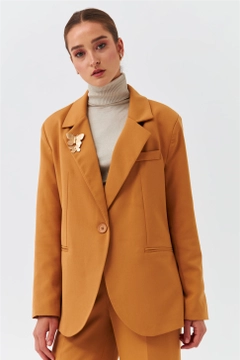 Una modella di abbigliamento all'ingrosso indossa 37581 - Jacket - Light Brown, vendita all'ingrosso turca di Giacca di Tuba Butik