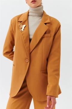 Bir model, Tuba Butik toptan giyim markasının 37581 - Jacket - Light Brown toptan Ceket ürününü sergiliyor.