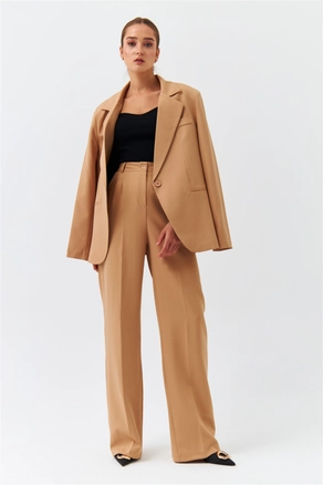 A model wears 37014 - Jacket - Camel, wholesale undefined of Tuba Butik to display at Lonca