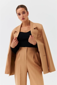 Bir model, Tuba Butik toptan giyim markasının 37014 - Jacket - Camel toptan Ceket ürününü sergiliyor.