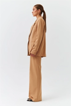 Ein Bekleidungsmodell aus dem Großhandel trägt 37014 - Jacket - Camel, türkischer Großhandel Jacke von Tuba Butik
