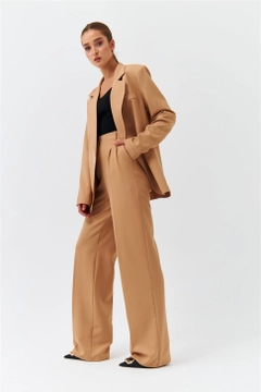 Bir model, Tuba Butik toptan giyim markasının 37014 - Jacket - Camel toptan Ceket ürününü sergiliyor.