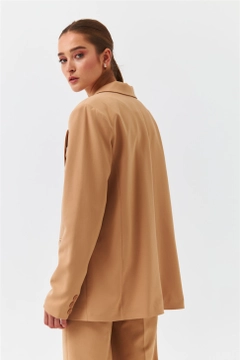 Een kledingmodel uit de groothandel draagt 37014 - Jacket - Camel, Turkse groothandel Jasje van Tuba Butik