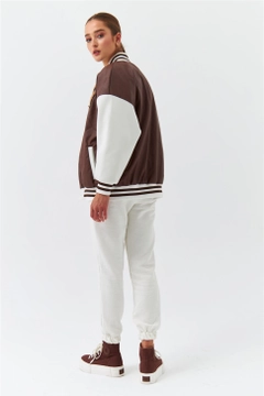 Bir model, Tuba Butik toptan giyim markasının 37029 - Coat - Brown toptan Kaban ürününü sergiliyor.
