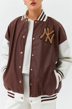 Bir model, Tuba Butik toptan giyim markasının 37029 - Coat - Brown toptan Kaban ürününü sergiliyor.