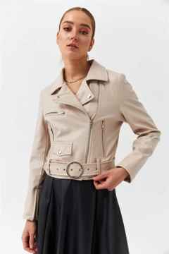 Una modella di abbigliamento all'ingrosso indossa 37052 - Jacket - Stone, vendita all'ingrosso turca di Giacca di Tuba Butik