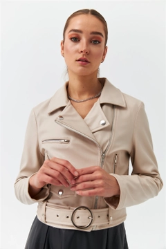 Ein Bekleidungsmodell aus dem Großhandel trägt 37052 - Jacket - Stone, türkischer Großhandel Jacke von Tuba Butik