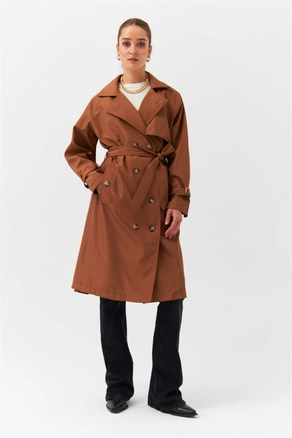 A model wears 37053 - Trenchcoat - Brown, wholesale undefined of Tuba Butik to display at Lonca