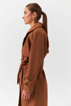 A wholesale clothing model wears 37053 - Trenchcoat - Brown, Turkish wholesale Trenchcoat of Tuba Butik
