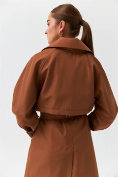 Bir model, Tuba Butik toptan giyim markasının 37053 - Trenchcoat - Brown toptan Trençkot ürününü sergiliyor.