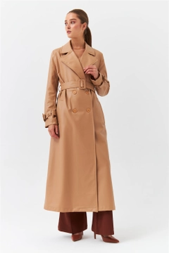 Bir model, Tuba Butik toptan giyim markasının 37056 - Trenchcoat - Camel toptan Trençkot ürününü sergiliyor.