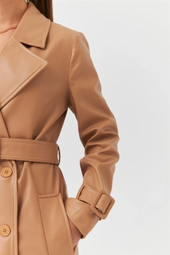 Bir model, Tuba Butik toptan giyim markasının 37056 - Trenchcoat - Camel toptan Trençkot ürününü sergiliyor.
