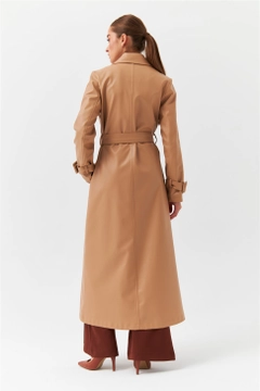 Ein Bekleidungsmodell aus dem Großhandel trägt 37056 - Trenchcoat - Camel, türkischer Großhandel Trenchcoat von Tuba Butik