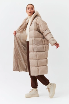 Una modelo de ropa al por mayor lleva 37078 - Coat - Stone, Abrigo turco al por mayor de Tuba Butik