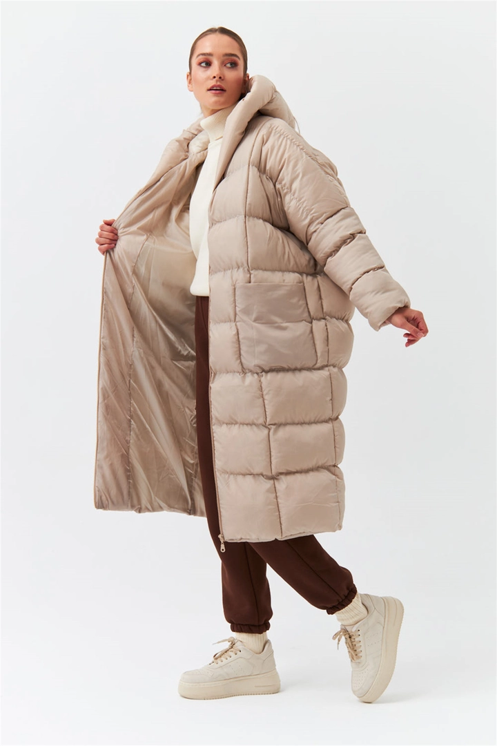 Bir model, Tuba Butik toptan giyim markasının 37078 - Coat - Stone toptan Kaban ürününü sergiliyor.
