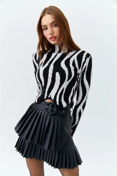 Bir model, Tuba Butik toptan giyim markasının 39749 - Sweater - Black toptan Kazak ürününü sergiliyor.