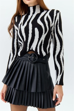 Bir model, Tuba Butik toptan giyim markasının 39749 - Sweater - Black toptan Kazak ürününü sergiliyor.