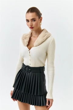 Een kledingmodel uit de groothandel draagt 39764 - Cardigan - Cream, Turkse groothandel Vest van Tuba Butik