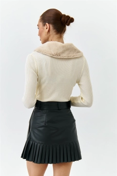 Hurtowa modelka nosi 39764 - Cardigan - Cream, turecka hurtownia Sweter rozpinany firmy Tuba Butik