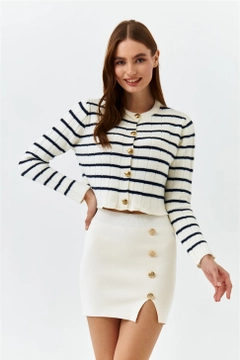 Bir model, Tuba Butik toptan giyim markasının 40286 - Skirt - Cream toptan Etek ürününü sergiliyor.