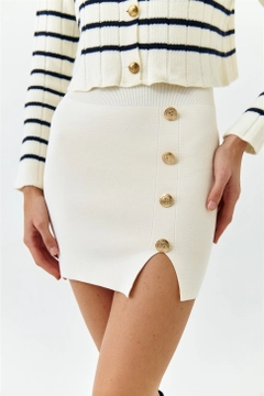 Una modella di abbigliamento all'ingrosso indossa 40286 - Skirt - Cream, vendita all'ingrosso turca di Gonna di Tuba Butik