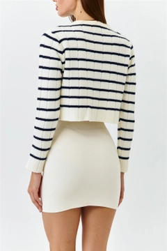 Bir model, Tuba Butik toptan giyim markasının 40286 - Skirt - Cream toptan Etek ürününü sergiliyor.