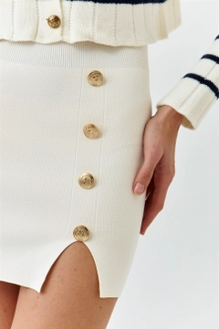 Ein Bekleidungsmodell aus dem Großhandel trägt 40286 - Skirt - Cream, türkischer Großhandel Rock von Tuba Butik