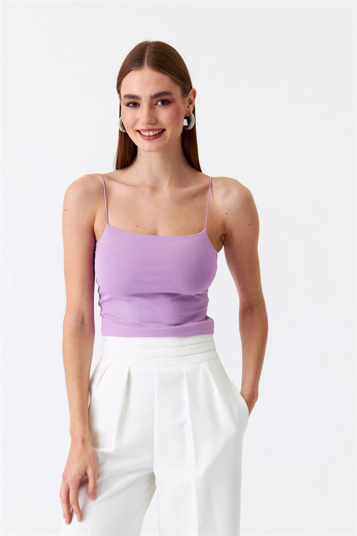 Bir model, Tuba Butik toptan giyim markasının 47417 - Crop Top - Lilac toptan Crop Top ürününü sergiliyor.