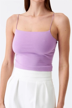 Bir model, Tuba Butik toptan giyim markasının 47417 - Crop Top - Lilac toptan Crop Top ürününü sergiliyor.