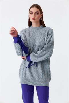Een kledingmodel uit de groothandel draagt 47428 - Pullover - Light Gray, Turkse groothandel Trui van Tuba Butik