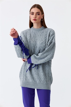 A model wears 47428 - Pullover - Light Gray, wholesale Sweater of Tuba Butik to display at Lonca