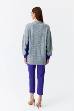 Ένα μοντέλο χονδρικής πώλησης ρούχων φοράει 47428 - Pullover - Light Gray, τούρκικο Πουλόβερ χονδρικής πώλησης από Tuba Butik