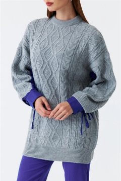 Una modelo de ropa al por mayor lleva 47428 - Pullover - Light Gray, Jersey turco al por mayor de Tuba Butik