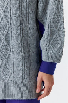 Een kledingmodel uit de groothandel draagt 47428 - Pullover - Light Gray, Turkse groothandel Trui van Tuba Butik