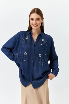 Una modella di abbigliamento all'ingrosso indossa 47462 - Shirt - Dark Blue, vendita all'ingrosso turca di Camicia di Tuba Butik