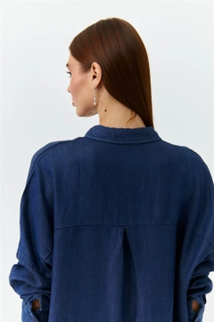Ein Bekleidungsmodell aus dem Großhandel trägt 47462 - Shirt - Dark Blue, türkischer Großhandel Hemd von Tuba Butik