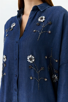 Una modella di abbigliamento all'ingrosso indossa 47462 - Shirt - Dark Blue, vendita all'ingrosso turca di Camicia di Tuba Butik