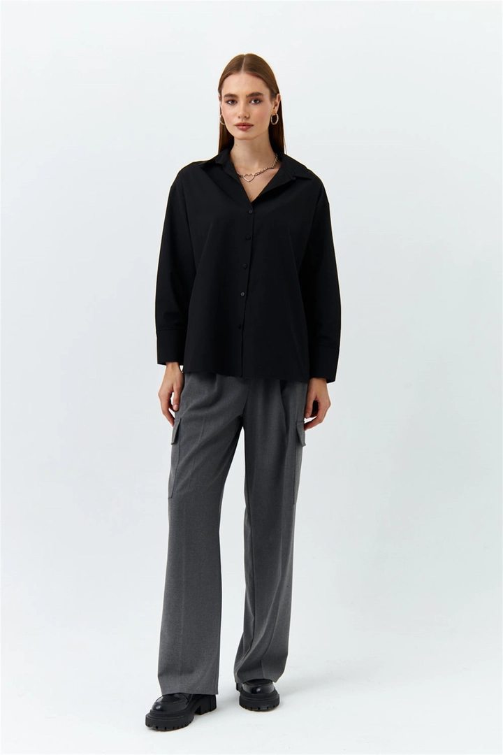 Bir model, Tuba Butik toptan giyim markasının 47586 - Shirt - Black toptan Gömlek ürününü sergiliyor.