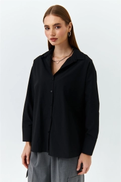 Ένα μοντέλο χονδρικής πώλησης ρούχων φοράει 47586 - Shirt - Black, τούρκικο Πουκάμισο χονδρικής πώλησης από Tuba Butik