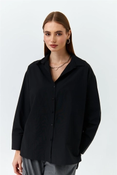 Una modella di abbigliamento all'ingrosso indossa 47586 - Shirt - Black, vendita all'ingrosso turca di Camicia di Tuba Butik