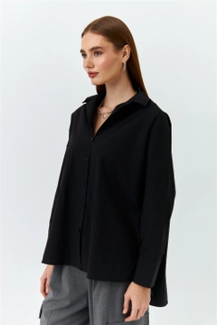 Bir model, Tuba Butik toptan giyim markasının 47586 - Shirt - Black toptan Gömlek ürününü sergiliyor.