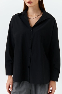 Una modella di abbigliamento all'ingrosso indossa 47586 - Shirt - Black, vendita all'ingrosso turca di Camicia di Tuba Butik