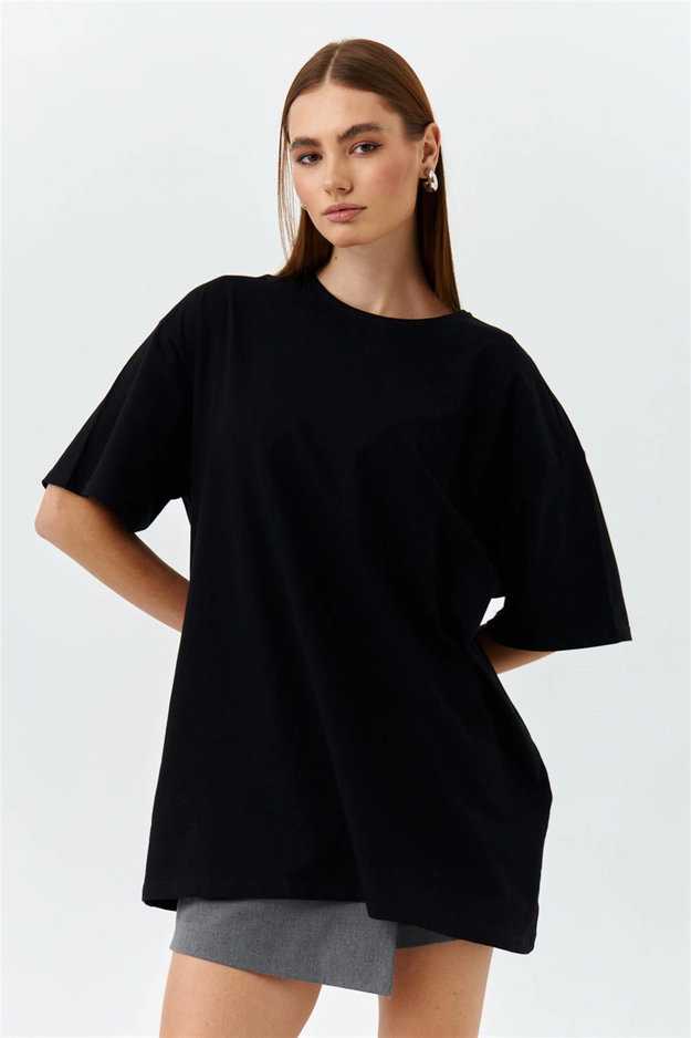 A model wears 47596 - T-shirt - Black, wholesale Tshirt of Tuba Butik to display at Lonca